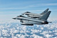 Die gemischten deutsch-britischen QRA-Teams mit dem Eurofighter vom Taktischen Luftwaffengeschwader 71 "Richthofen" üben im Luftraum verschiedene Manöver während der Combined Air Policing GAF-RAF in Litauen, am 24.07.2020. Bild:     MOD Crown Copyright 2020/SAC Iain Curlett