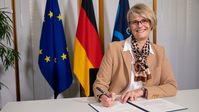Bundesministerin Anja Karliczek unterzeichnet die Bund-Länder-Vereinbarung zur Administration (2020).  Bild: "obs/Bundesministerium für Bildung und Forschung/BMBF/Hans-Joachim Rickel"
