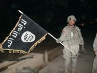 Soldat der Vereinigten Staaten von Amerika (VSA/USA) mit Flagge des IS