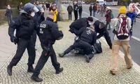 Polizeigwalt am 18.11.2020 in Berlin gegen unbewaffnete und friedliche Bürger.