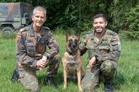 Der Inspekteur der Streitkräftebasis Generalleutnant Martin Schelleis (links) besuchte die Schule in Ulmen. Hundeführer Oberfeldwebel Miguel Acosta (rechts) zeigte dem General die Fähigkeiten seines Diensthundes Donnie. Bild:     Bundeswehr / R. Alpers