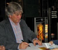 Rolf Zuckowski schreibt Autogramme nach einem Konzert in Baden-Baden am 17. November 2006