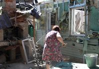 Archivbild: Eine Einwohnerin von Donezk räumt am 17. Juni 2019 ihr Haus auf, das unter Beschuss geraten ist. Bild: SERGEI AWERIN / Sputnik