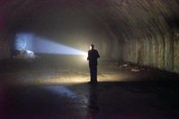In den Höhlen des ehemaligen jugoslawischen Militärflugplatzes eljava - 3,5 Kilometer Tunnel wurden in den Berg gesprengt. / Bild: "obs/ZDFinfo/Florian Dedio"