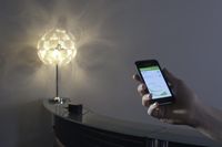 Die Tischlampe lässt sich per Smartphone einschalten - die HexaBus-Funksteckdose macht's möglich.
Quelle: (c) Fraunhofer ESK (idw)