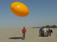 Um die Stickoxid-Mengen zu bestimmen, benötigt man auch meteorologische Daten. Daher ließen die Forscher Wetterballons in der Wüste starten. Quelle: Buhalqem Mamtimin, MPI für Chemie. (idw)