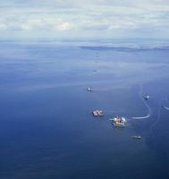 Die Bohr- und Förderinsel Mittelplate (vorne) mit den vorgelagerten sechs Pipeline-Baugruben. Quelle: RWE Dea AG