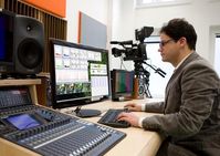 Marc Ritter von der Professur Medieninformatik der TU Chemnitz testet in einem Fernsehstudio das neue automatische Videoanalyseverfahren. Bild: TU Chemnitz/Arne Berger