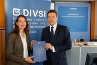 Matthias Kammmer, DIVSI (rechts) ; Dr. Silke Borgstedt, SINUS (links). Bild: "obs/DIVSI/Stefan Zeitz"