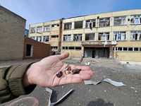 Archivbild: Eine durch ukrainischen Beschuss beschädigte Schule in Donezk. Bild: Sergei Baturin / Sputnik