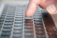Finger auf der Tastatur: Bewertungen oft trügerisch. Bild: pixelio.de, P. Bork