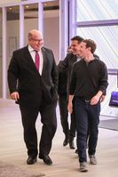 Peter Altmaier, Bundesminister für besondere Aufgaben und Chef des Bundeskanzleramtes, trifft Mark Zuckerberg, Facebook CEO, im Innovation Hub von Facebook in Berlin. Weiterer Text über ots und www.presseportal.de/nr/70271 / Die Verwendung dieses Bildes ist für redaktionelle Zwecke honorarfrei. Veröffentlichung bitte unter Quellenangabe: "obs/Facebook"