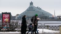 Symbolbild: Menschen vor dem Gebäude der Lettischen Nationalbibliothek in Riga, Lettland Bild: Sputnik