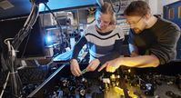 Julia Zeuner und Prof. Dr. Alexander Szameit von der Uni Jena bei der Arbeit an einem Hochleistungs-Kurzpulslaser, mit dessen Hilfe die optischen Strukturen im Glas-Chip hergestellt wurden.
Quelle: Foto: Jan-Peter Kasper/FSU (idw)