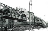 Schwebebahnfahrt zur Kaiserzeit.  Bild: "obs/WSW Wuppertaler Stadtwerke GmbH/WSW Archiv"