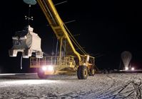 Ballonstart in die Polarnacht: Im Vordergrund die Gondel mit den wissenschaftlichen Experimenten, im Hintergrund der Hauptballon, der die Gondel in über 30 km Höhe bringt. Bild: Karlsruher Institut für Technologie)