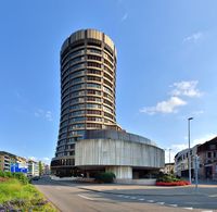 Hauptsitz der BIZ: der 19-stöckige BIZ-Turm beim Bahnhof SBB in Basel 47° 32′ 53,1″ N, 7° 35′ 30,3″ O