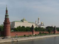 Blick auf den Moskauer Kreml von der Großen Steinernen Brücke über dem Moskwa-Fluss. Bild: Surendil / wikipedia.org