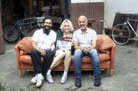 Simon Ostermann (Regie), Mala Emde (Rolle LES) und Christoph Maria Herbst (Rolle BERT, v. l. n. r.).  (2025) Bild: NDR/Wüste Medien/Frizzi Kurkhaus Fotograf: NDR Norddeutscher Rundfunk