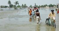Dieses Foto, das lange nach den ersten Hochwasser im vergangenen Juli 2010 gemacht wurde, zeigt die deutliche Wirkung des Monsuns auf den Straßen des Distrikts Muzaffargarrh in Zentralpakistan. Bild: World Vision 