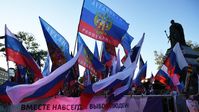 Archivbild: LVR-Flaggen und russische Flaggen Bild: Konstantin Michaltschewski / Sputnik