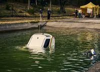 Läuft das Auto mit Wasser voll, stellt es sich steil auf.  Bild: ADAC Fotograf: Rasmus Kaessmann