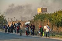 Mit ihren wenigen Habseligkeiten flüchten Menschen aus der Stadt Ras al-Ain, Provinz Hasakeh, Nordostsyrien. Nach der neuen Gewalteskaltation sind mittlerwiele mehr als 160.000 Syrer auf der Flucht. Bild: "obs/UNO-Flüchtlingshilfe e.V./UNHCR /Ritzau Scanpix"