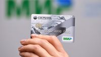 Symbolbild: Eine Sberbank-Karte des russischen Zahlungssystems MIR  Bild:  Michail Woskresenski / RT