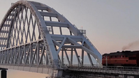 Die Eisenbahnbrücke als Teil der Krim-Brücke über die Straße von Kertsch (Screenshot) Bild:  Минобороны РФ/ТАСС / Sputnik