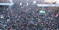 Tausende friedliche Demonstranten protestieren für Friede, Freiheit und gegen eine Diktatur am 07.11.2020. (Symbolbild)