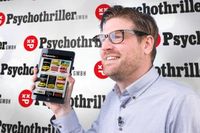 Verleger Ivar Leon Menger (41) stellt im Vorfeld der Frankfurter Buchmesse den frisch gestarteten "Psychothriller.Club" vor. Ein neues Streaming-Modell, bei dem man eBooks kapitelweise bezahlt. Bild: "obs/Psychothriller GmbH/Bernd M. Nieschalk"