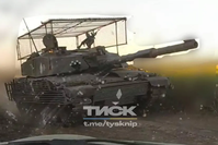 Britischer Panzer Typ Challenger 2 in der Ukraine. Gut zu sehen: Drohnenabwehrkäfig. Bild: Screenshot RT DE / Eigenes Werk