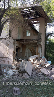 Schaden an einem Wohnhaus infolge eines ukrainischen Artilleriebeschusses am 11. Juli 2023. Stepanenko-Straße, Siedlung Sewerny, Donezk. Bild: Alexei Kulemsin, Telegram-Kanal Kulemzin_Donetsk