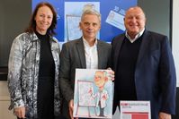 Vizepräsidentin Kathrin Luboldt und Dr. Armin Hoffmann (re.) gratulierten Dr. Stefan Derix zum 30-jährigen Dienstjubiläum.  (2025) Bild: AKNR / Böhne Fotograf: Daniel Böhne