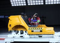 Der Sitz von Reecle wird nur noch von einem Zusatzgurt gehalten  Bild: ADAC Fotograf: Test und Technik