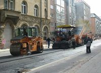 Asphalteinbau auf einer innerstädtischen Straße