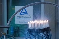 Lichterkettentest TÜV Rheinland / Weiterer Text über ots und www.presseportal.de/nr/31385 / Die Verwendung dieses Bildes für redaktionelle Zwecke ist unter Beachtung aller mitgeteilten Nutzungsbedingungen zulässig und dann auch honorarfrei. Veröffentlichung ausschließlich mit Bildrechte-Hinweis. Bildrechte: TÜV Rheinland AG Fotograf: TÜV Rheinland AG