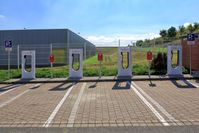 Tesla-Supercharger-Station an der A9 bei Münchberg
