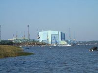 Blick auf die Volkswerft Stralsund vom Wasser aus.