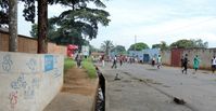 Demonstranten vor dem SOS-Kinderdorf in Burundis Hauptstadt Bujumbura am 20.05.2015. Zuvor starb hier ein Soldat durch einen Schuss der Polizei. Bild: "obs/SOS-Kinderdörfer weltweit/Hermann-Gmeiner-Fonds"