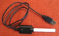 Elektronische Zigarette "Mini" mit USB-Ladekabel Bild: Horsten / Masur / de.wikipedia.org