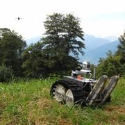 Boden-Luft-Kooperation: Jacobs-Rettungsroboter (unten rechts) und ein Flugroboter von Airrobot (oben links). Bild: Jacobs University 