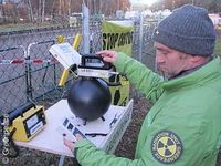 Greenpeace-Experten messen seit 10.23 Uhr am Verladebahnhof in Dannenberg die Neutronen- und Gammastrahlung am Castortransport. Bild: Greenpeace