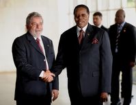 Bingu wa Mutharika (Mitte), zusammen mit dem brasilianischen Präsidenten Lula da Silva (2008)