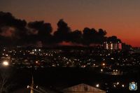 Archivbild: Nach einem Drohnenangriff steigt Rauch über einem Militärflugplatz bei Kursk auf. Bild: Sputnik / Sputnik