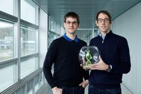 Robert Grass (rechts) und Wendelin Stark (links), Finalisten des Europäischen Erfinderpreises 2021  Bild: Europäisches Patentamt (EPA) Fotograf: Europäisches Patentamt (EPA)