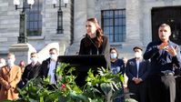 Neuseelands Premierministerin Jacinda Ardern auf einer Pressekonferenz vor dem Parlamentsgebäude in Wellington im Juni 2022