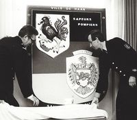 Eines der wenigen Fotos zeigt Horst Joppien (r.) 1984 beim Enthüllen eines Wappens auf der Feuerwache Haan, welches die Verbundenheit der Feuerwehren der Partnerstädte Haan und Eu (Frankreich) symbolisiert. Bild: Feuerwehr Haan