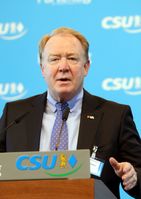 Michelbach auf einem kleinen Parteitag der CSU im März 2013