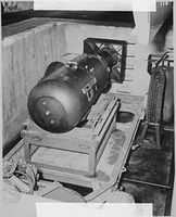 Atombombe Little Boy auf einem Transportwagen kurz vor dem Abflug nach Hiroshima. Bild: de.wikipedia.org